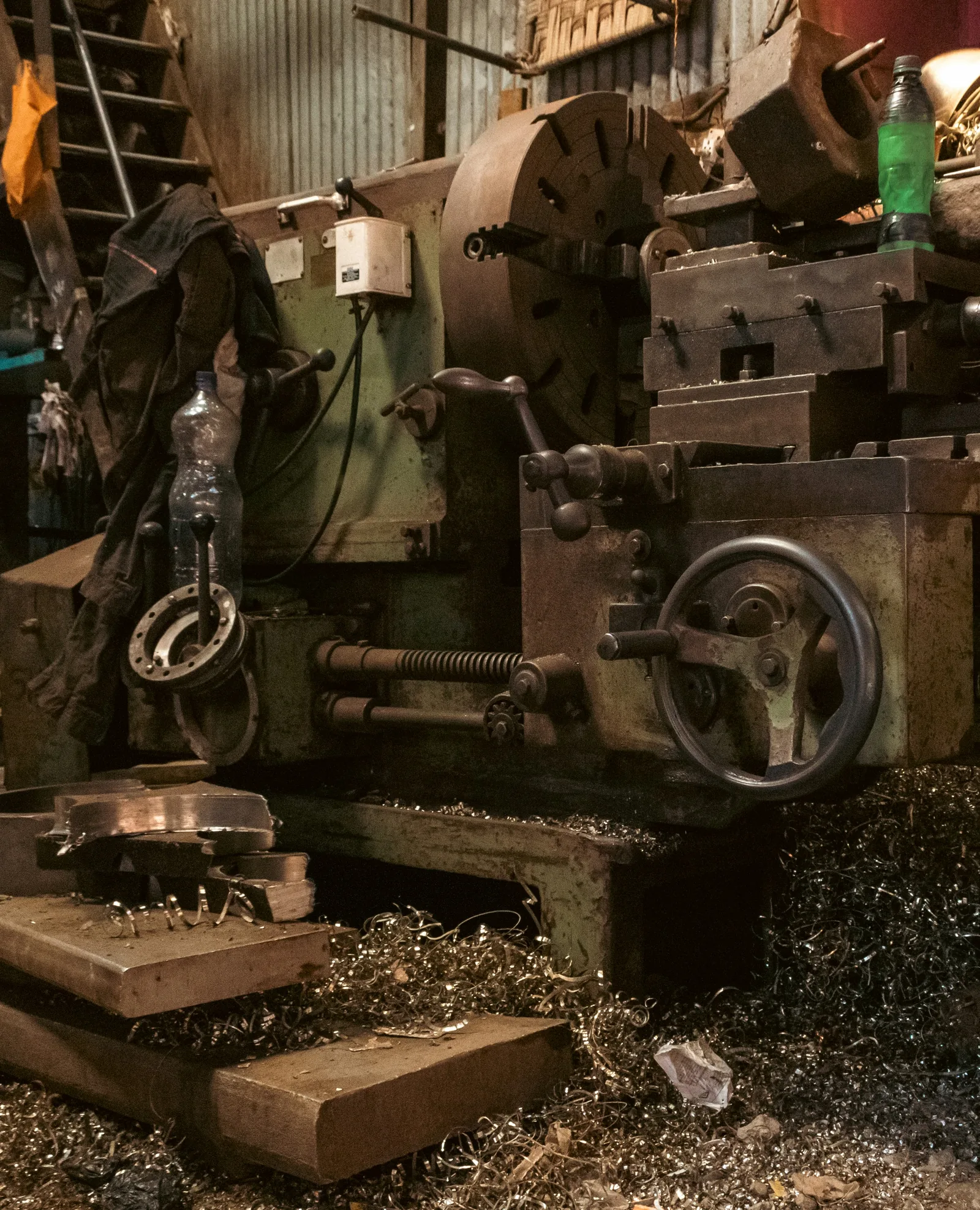 Industrial manufacturing plant supported by dMS